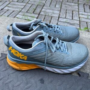 Hoka One One Arahi 4 running shoes in a lead/lunar rock colorway. Men US 8.5